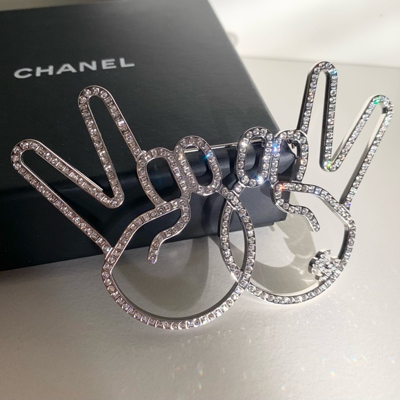 Chanel large peace hands pin - Picture 1 of 15